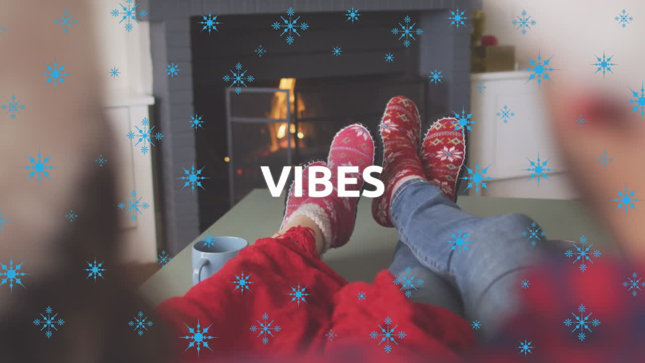 animación de vibraciones texto sobre copos de nieve y pareja en calcetines de navidad por la chimenea