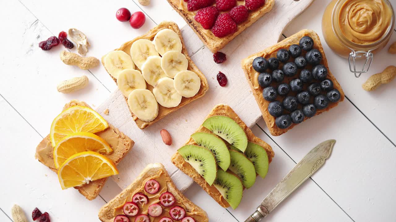 Assortimento di toast per la colazione sani e freschi