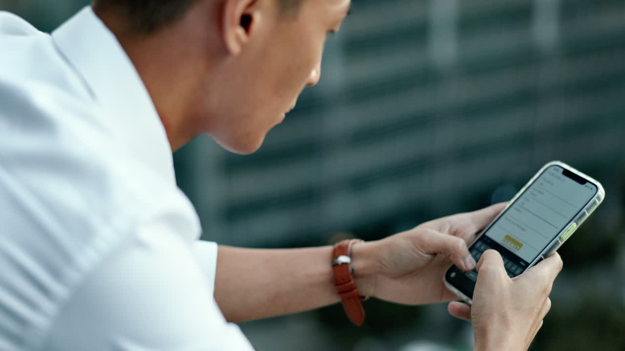 Telefono, comunicazione e uomo all'aperto con 5G