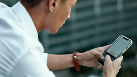 teléfono, comunicación y hombre al aire libre con 5g