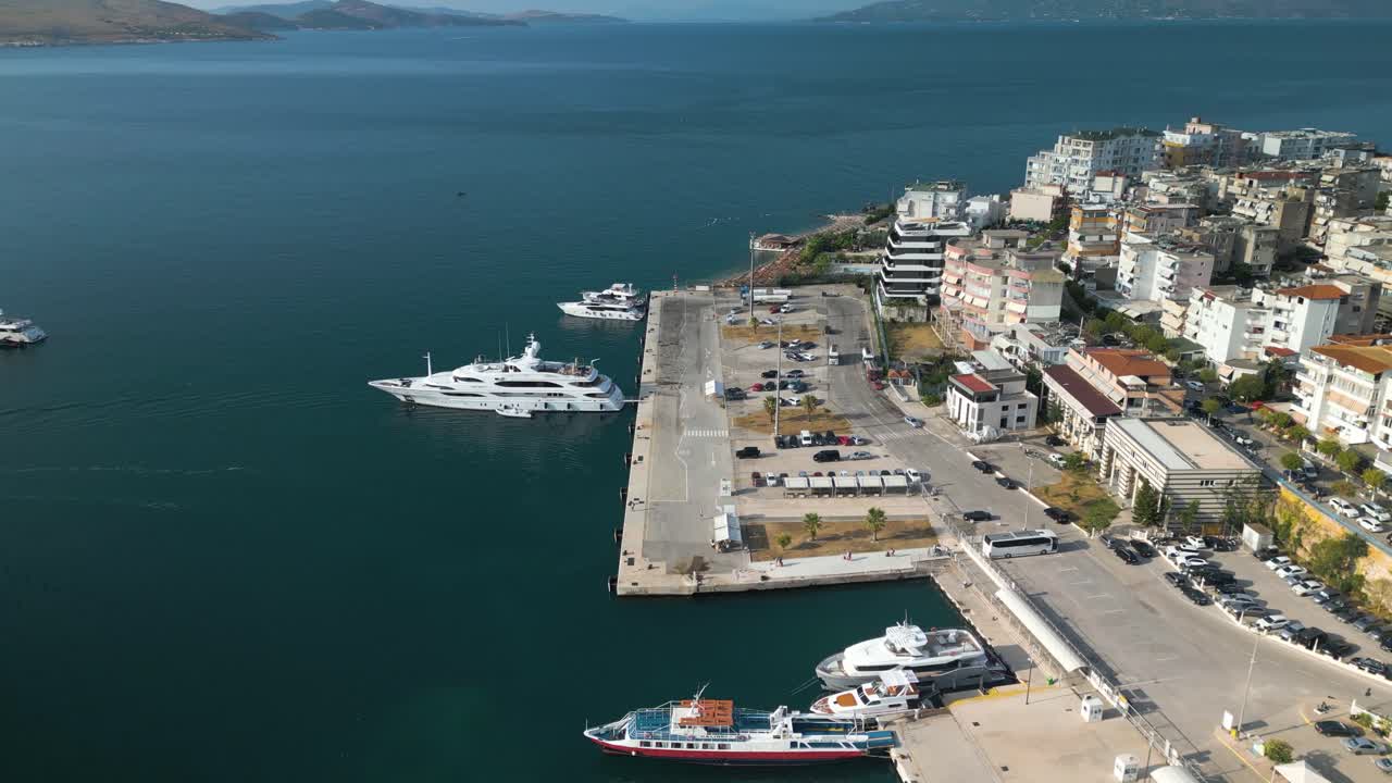 drone disparado hacia adelante sobre el puerto de saranda en la riviera albanesa