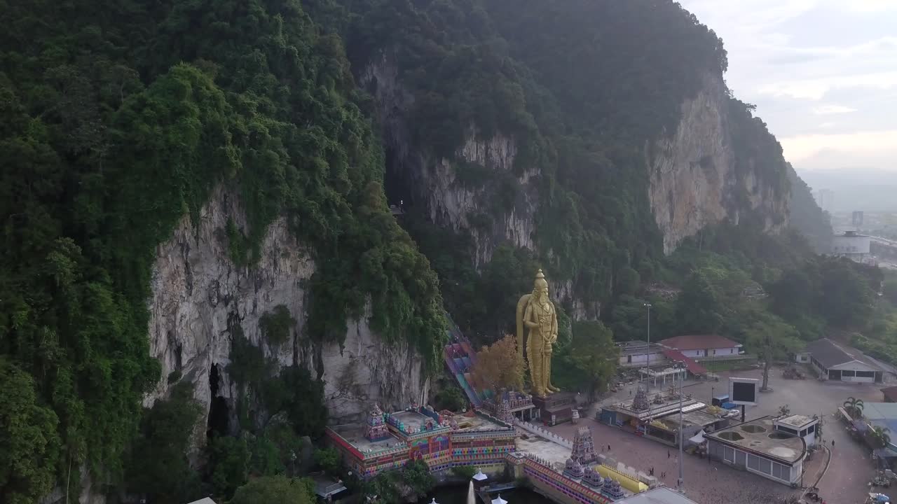 Pemandangan udara: Gua Batu di Kuala Lumpur, Malaysia