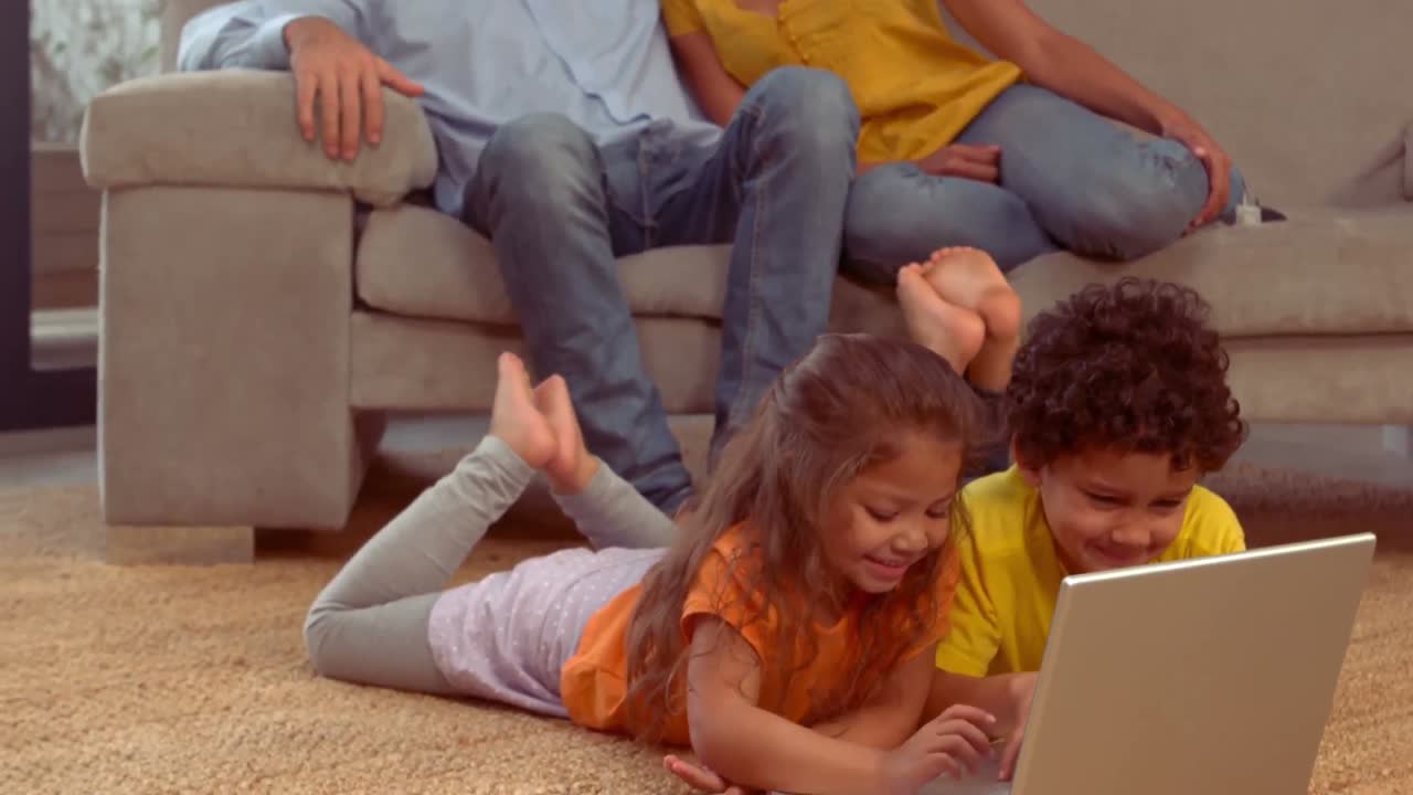 familia hispana sonriente en la sala de estar