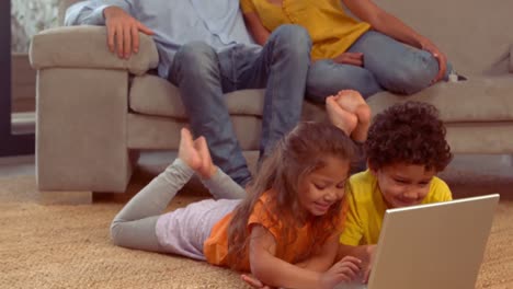 familia hispana sonriente en la sala de estar