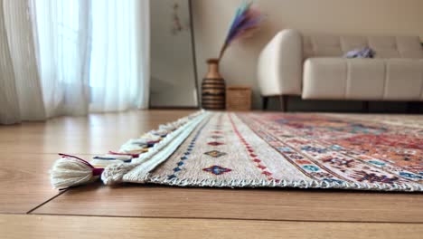alfombra con patrones coloridos en una sala de estar