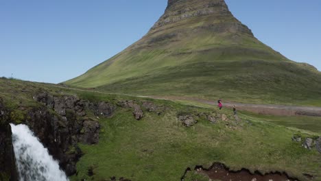 cascada kirkjufellsfoss en el paisaje escénico de islandia con la montaña kirkjufell