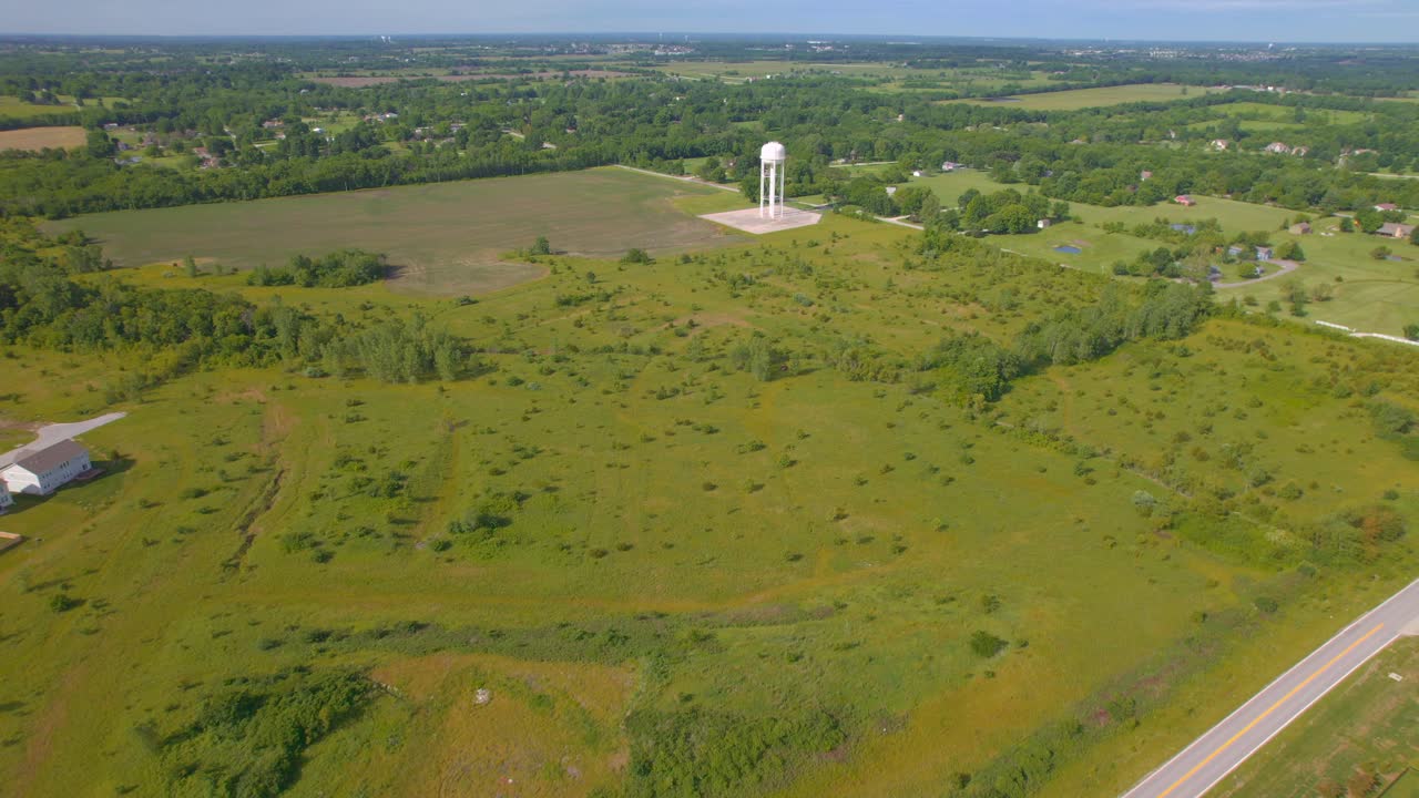 녹색 들판의 급수탑과 미주리 교외의 무인 항공기 비행 조감도