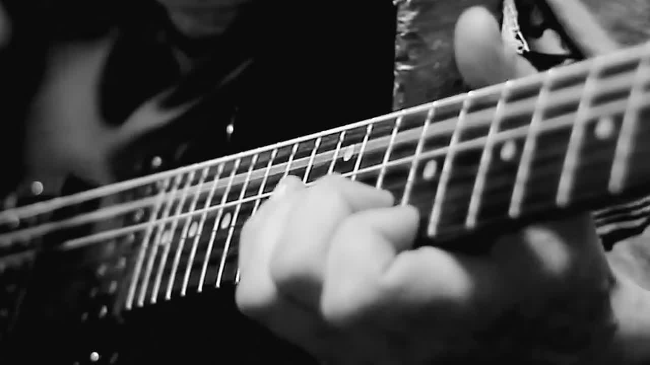 Video stock: suonare la chitarra elettrica con il plettro facendo musica rock con persone.