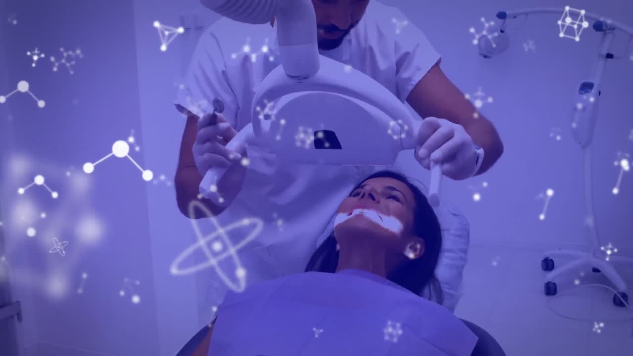 여성 환자를 치료하는 치과의사에 대해 움직이는 분자 구조