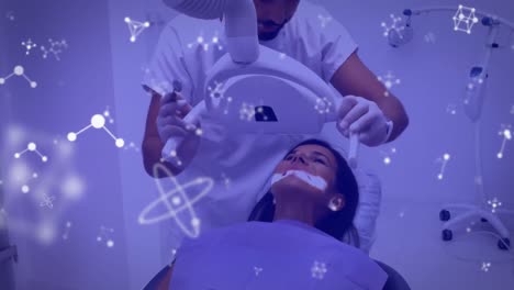 estructura molecular que se mueve en contra del dentista que trata a una paciente femenina