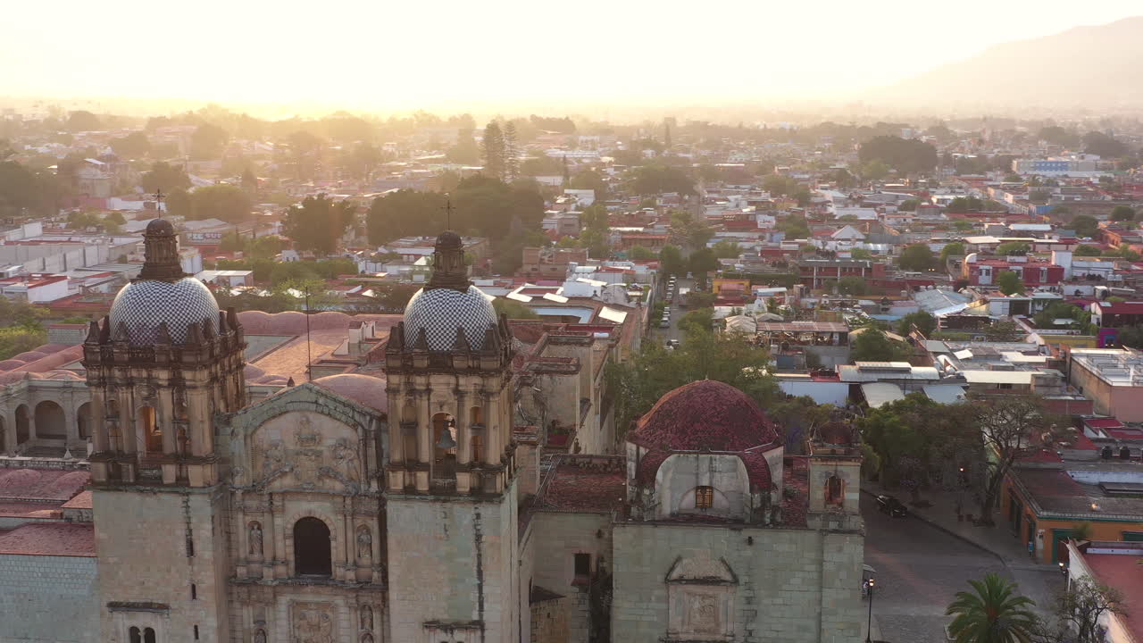vista aérea de la ciudad de oaxaca, méxico y la iglesia de santo domingo de guzmán, hito colonial religioso en el centro histórico protegido por la unesco, disparo revelador de drones
