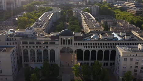 Erstaunliche-Luftaufnahme-über-Das-Viertel-Antigone-In-Frankreich,-Zeit-Zum-Entdecken-Des-Sonnenuntergangs