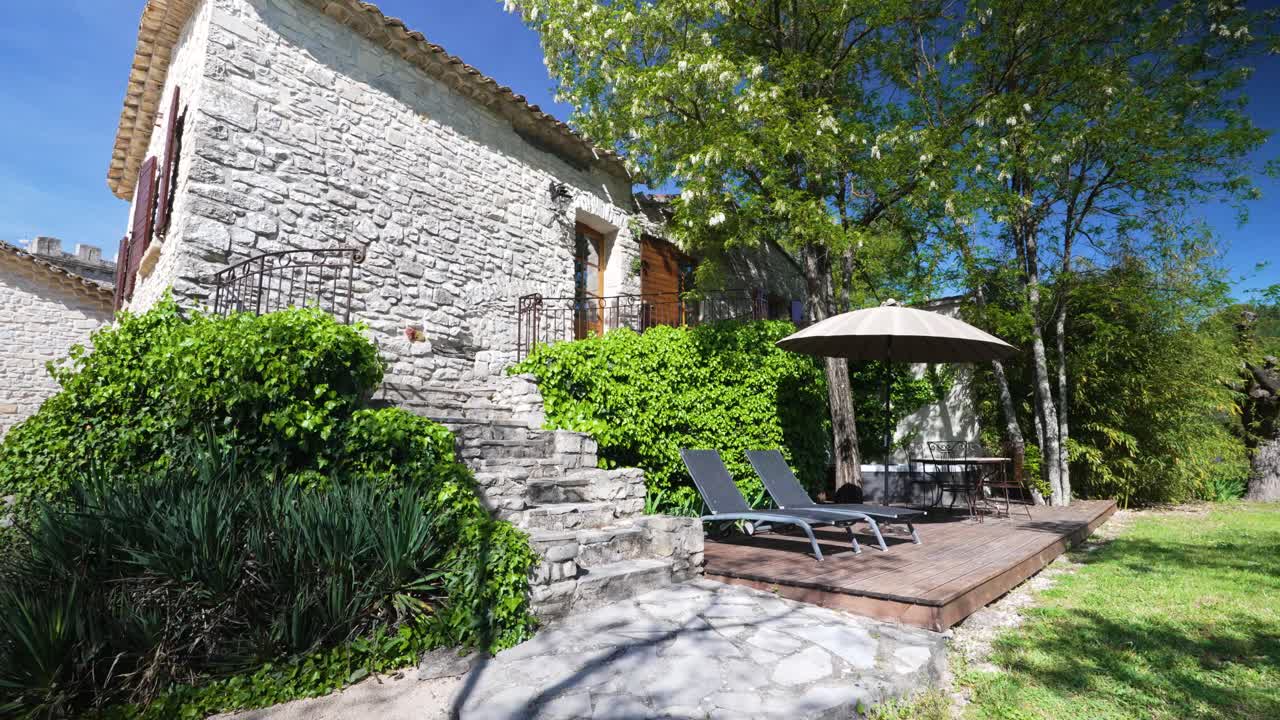 Ripresa orbitale lenta di un ingresso con scalinata in pietra a una villa di lusso a Nimes.