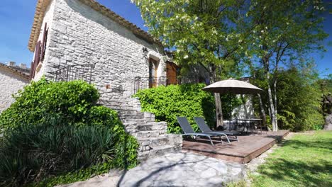 disparo en órbita lenta de una escalera de piedra entrada a una villa de lujo en nimes