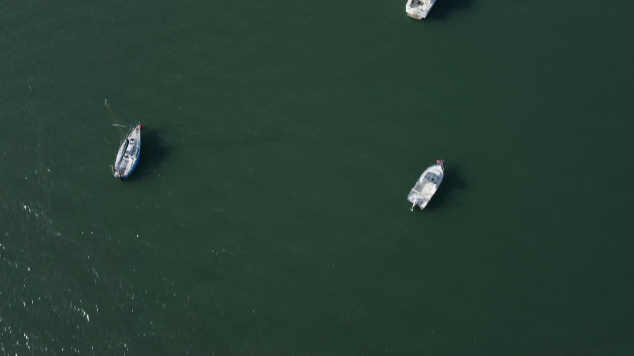Draufsicht: Schiffe navigieren tagsüber auf einem ruhigen Fluss.