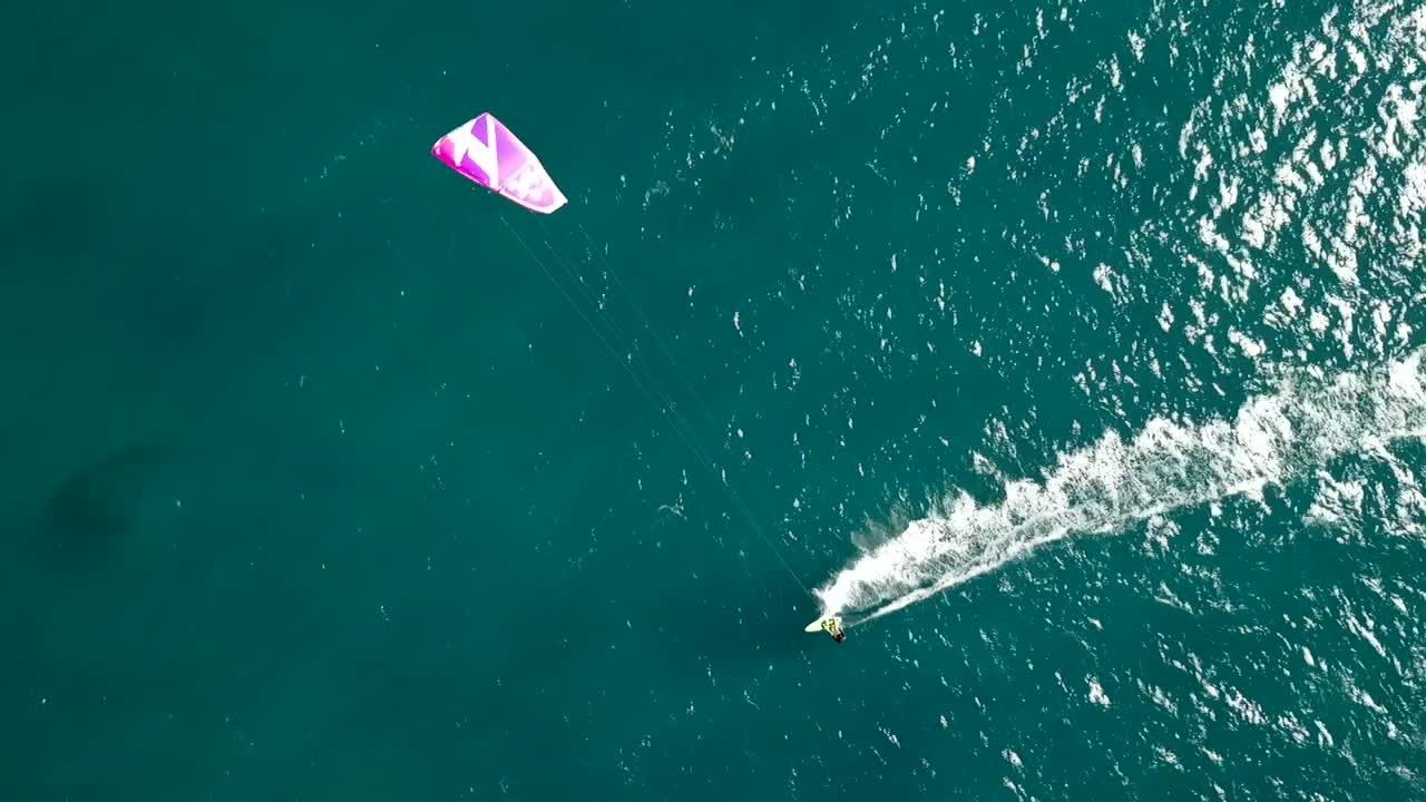 kite surfer en aguas profundas filmado con un dron