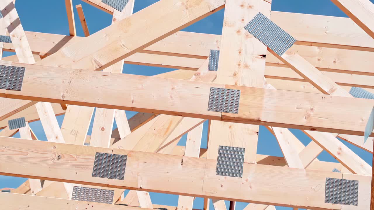 Fermes de toit en bois d’ingénierie reliées par des plaques métalliques : projet de construction d’assemblages en bois