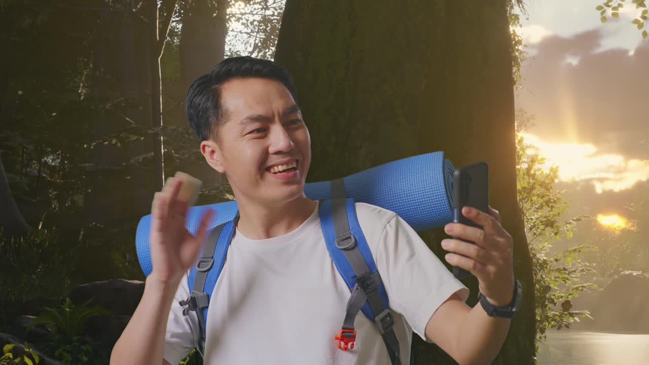 숲에서 셀피를 찍는 남자