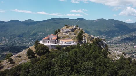 Vista-Aérea-Del-Paisaje-Sobre-El-Mirador-Del-Pueblo-De-Pietraroja,-En-La-Cima-De-Una-Colina,-En-Los-Apeninos,-Italia