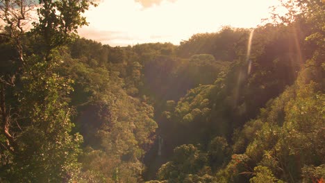 Hawaii-Baldachin-Sonnenstrahlen-Wasserfall-Zeitlupe