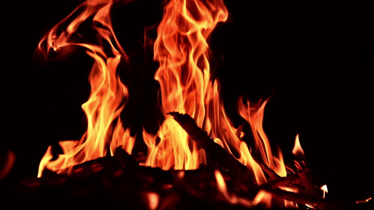 Fuoco di campo di notte