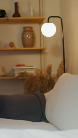mujer relajándose y trabajando en una tableta en casa