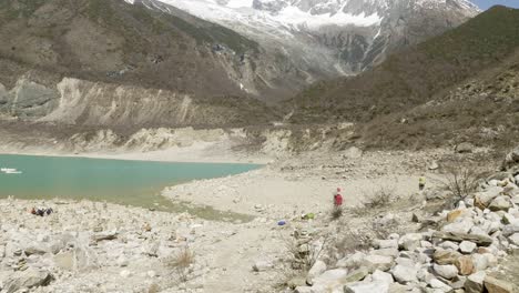 mochileros en el lago de montaña birendra en nepal. área de manaslu.