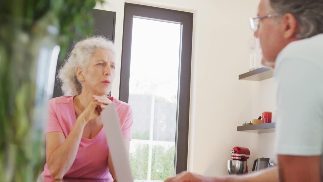 은퇴 가정 에서 테이블 에서 이야기 하는 행복 한 고령자 들
