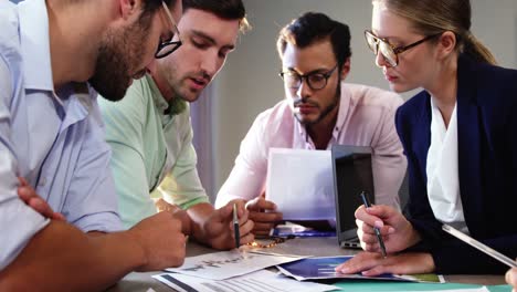 hombres de negocios interactuando sobre un documento