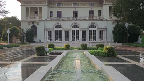 Front-garden-of-Hidiv-Palace-in-Istanbul,-Turkiye