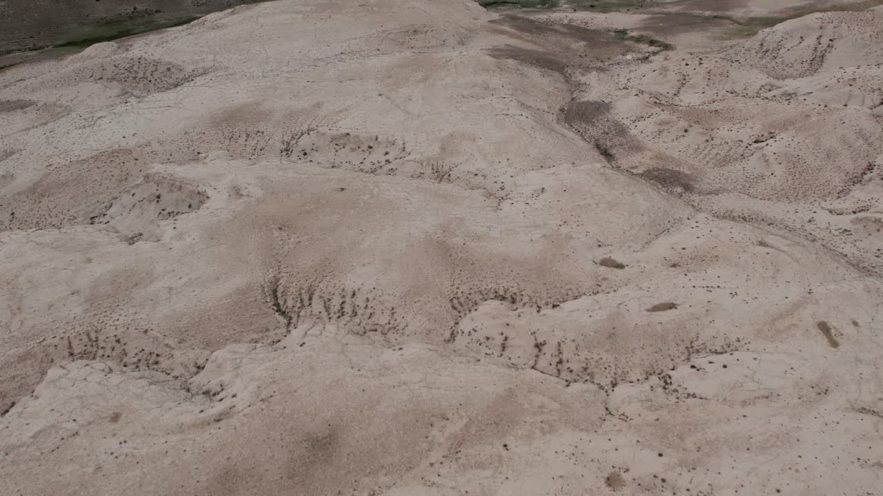 Il filmato del drone mostra colline aride ed erose, roccia chiara e canali secchi tortuosi che formano disegni naturali sui Monti Altai, Repubblica dell'Altai, Russia