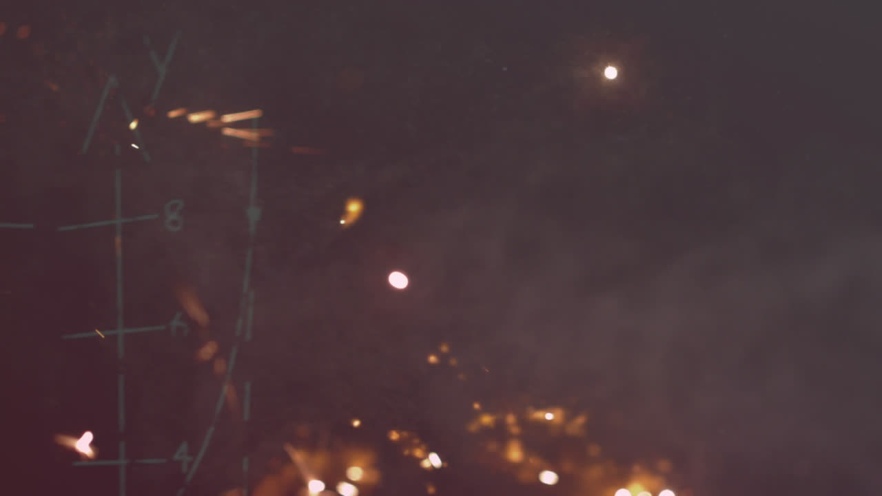 검은 바탕에 수학적 방정식과 다이어그램 위에 불꽃과 연기의 애니메이션