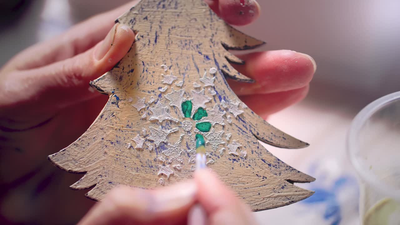 Hand Painting a Wooden Christmas Tree Ornament
