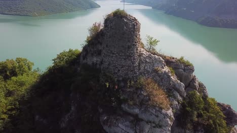 Vista-Aérea-Over-An-Abandoned-Ruin-On-Lake-Zhinvali-In-The-Republic-Of-Georgia