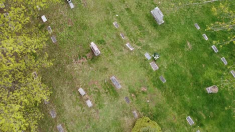 Friedhofsdrohne,-Luftaufnahmen-Von-Grand-Rapids-Michigan-Mit-Grünem-Laub,-Bäumen-Und-Grabsteinen
