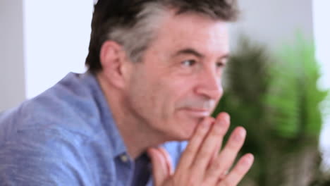 hombre feliz perdido en sus pensamientos