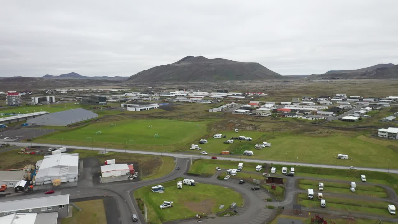아이슬란드의 그린다비크 (grindavík) 마을이 2022년 드론으로 촬영된 광범위한 영상으로 내려가고 있다.