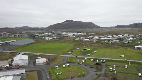 Grindavik,-Island,-Stadt-Im-Jahr-2022-Mit-Drohnenvideo,-Weitwinkelaufnahme-Der-Bewegung-Nach-Unten