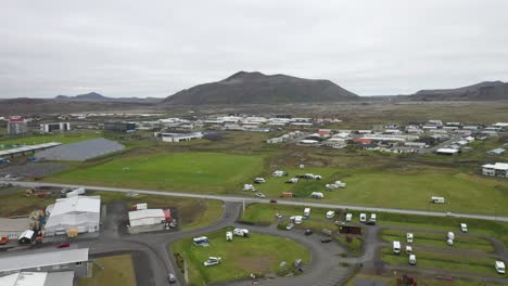 grindavik, ciudad de islandia en 2022 con un video de un avión no tripulado que se mueve hacia abajo