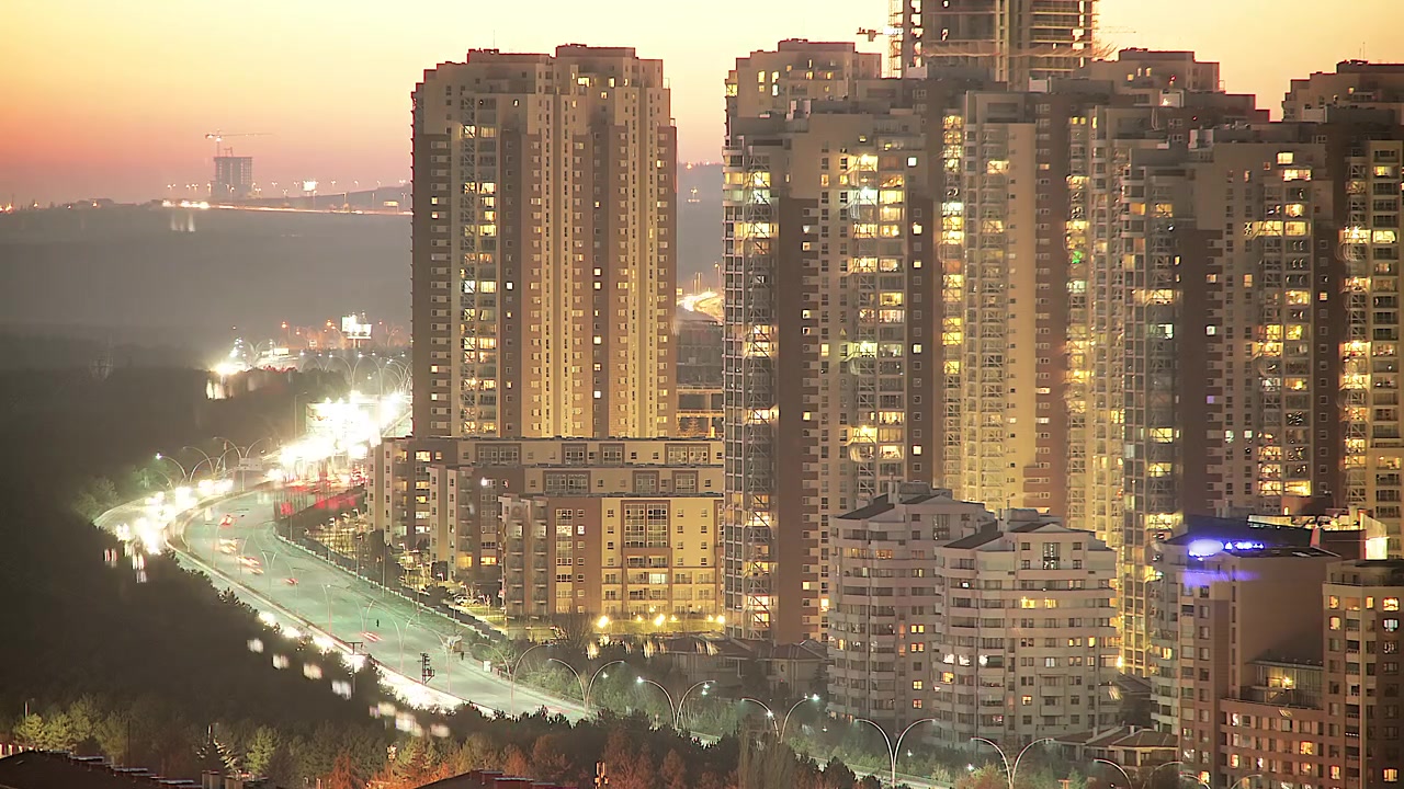 Lapso de Tempo da Paisagem Urbana e Trânsito ao Pôr do Sol.