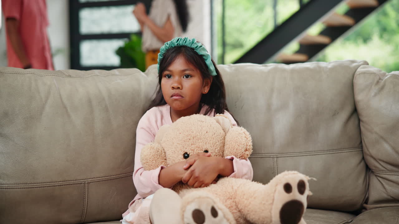 una niña reacciona al conflicto familiar