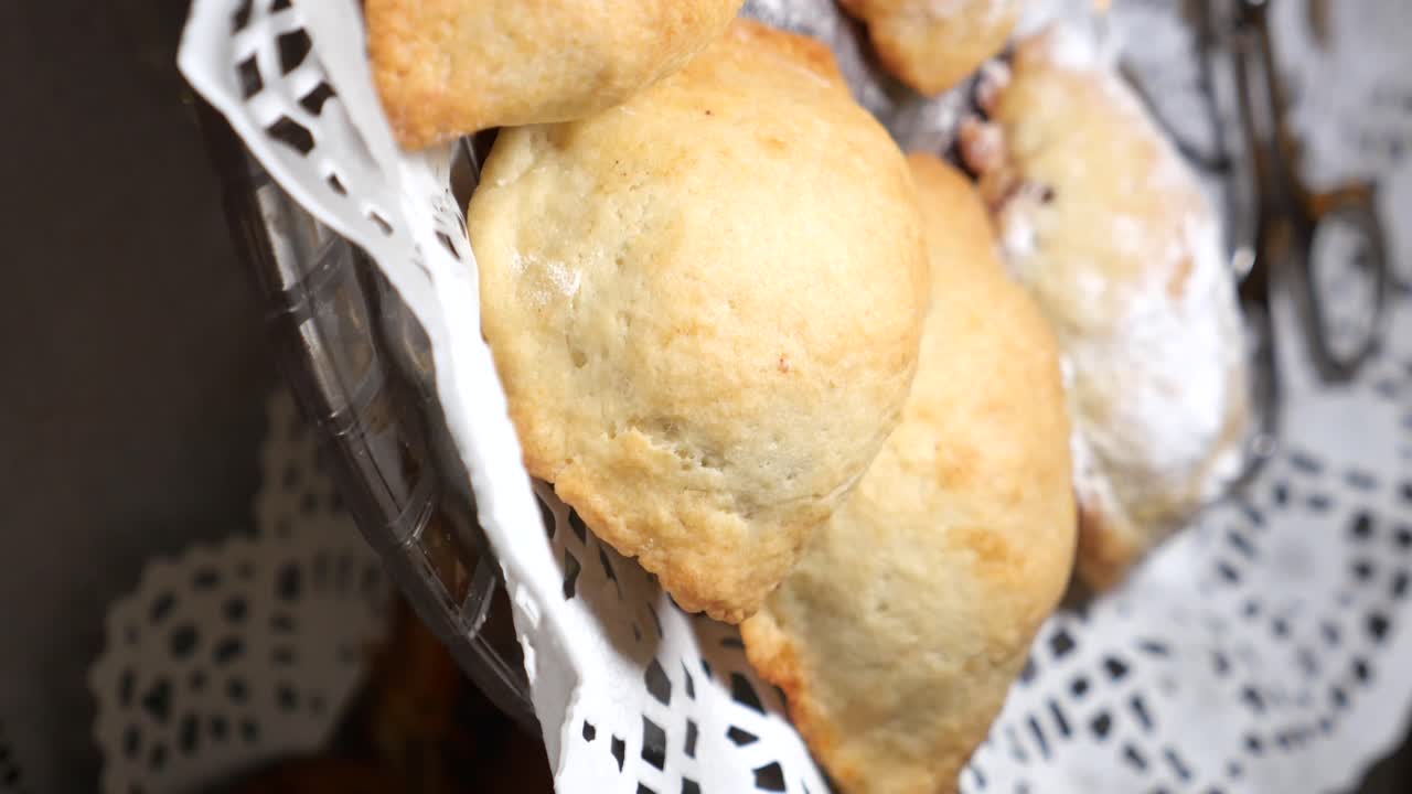 Scones su un centrino di pizzo
