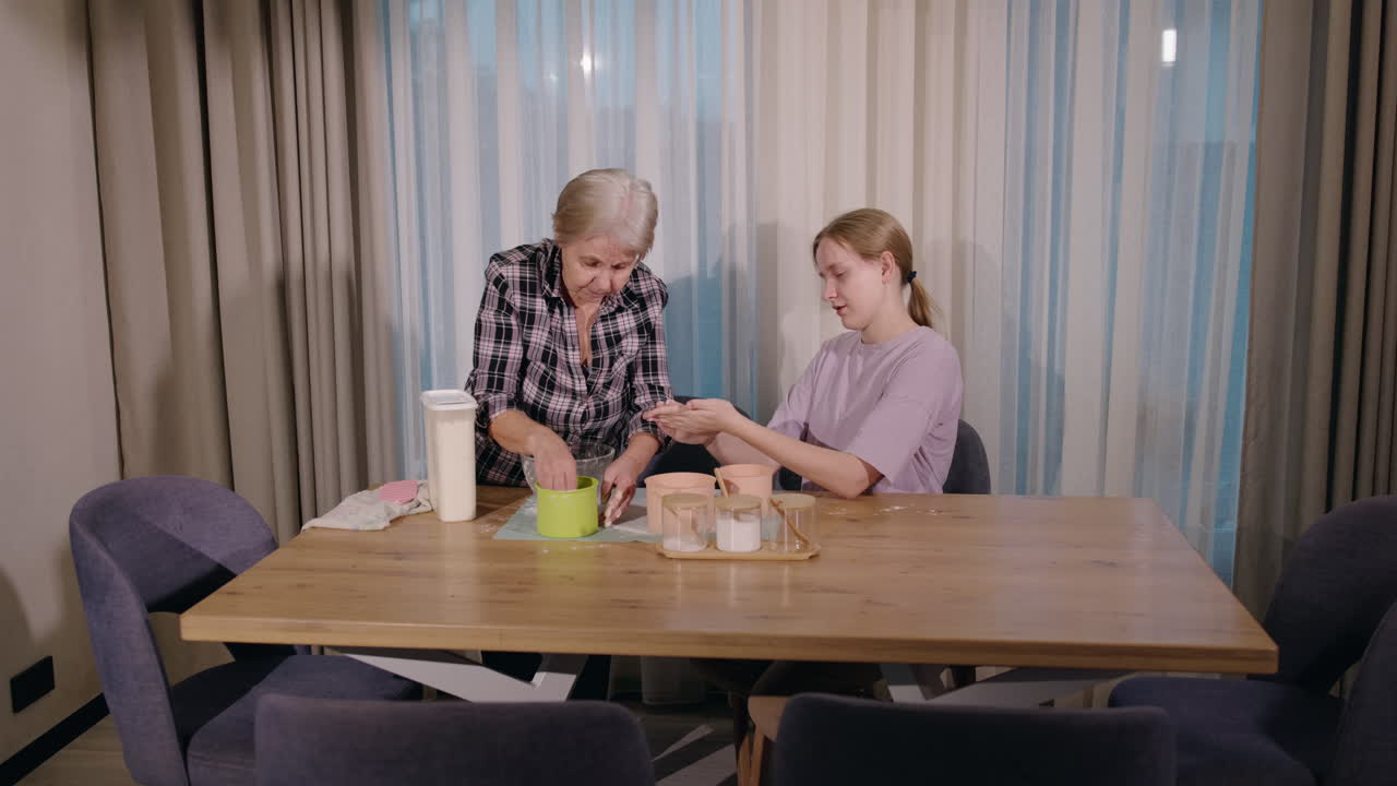 할머니 와 손녀 가 함께 요리 하고 있다