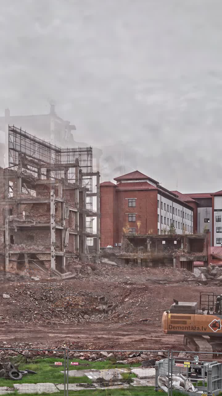 Um timelapse dramático mostra a demolição e desconstrução completas de um antigo edifício de apartamentos, transformando a estrutura em uma pilha de escombros de concreto e vergalhões para dar lugar à renovação urbana