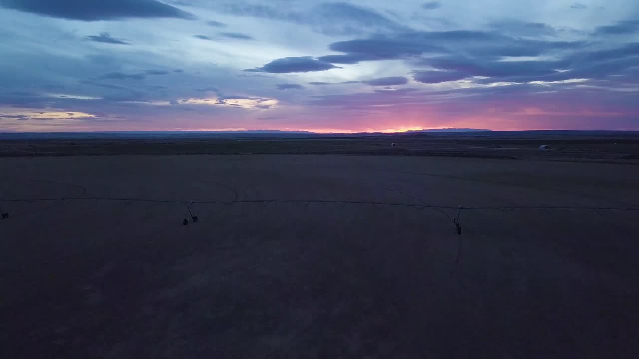 drone volando sobre un campo en el sur de colorado a última hora de la tarde