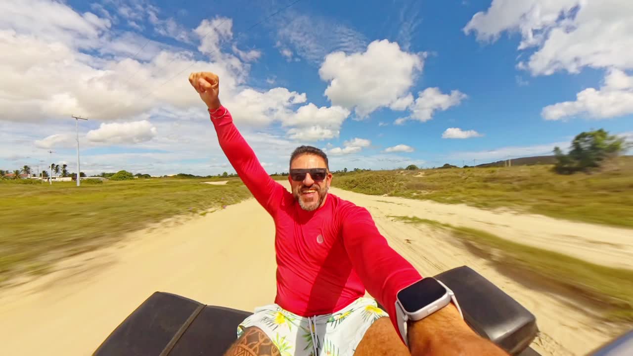 Hombre feliz montado en un buggy en las dunas de Jericoacoara, Brasil