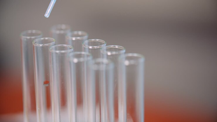 работа в лаборатории ученый использует пипетку в лаборатории 1