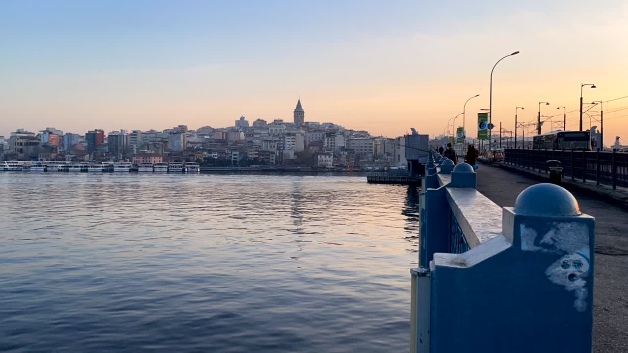 vista de la ciudad vieja de estambul desde el puente galata