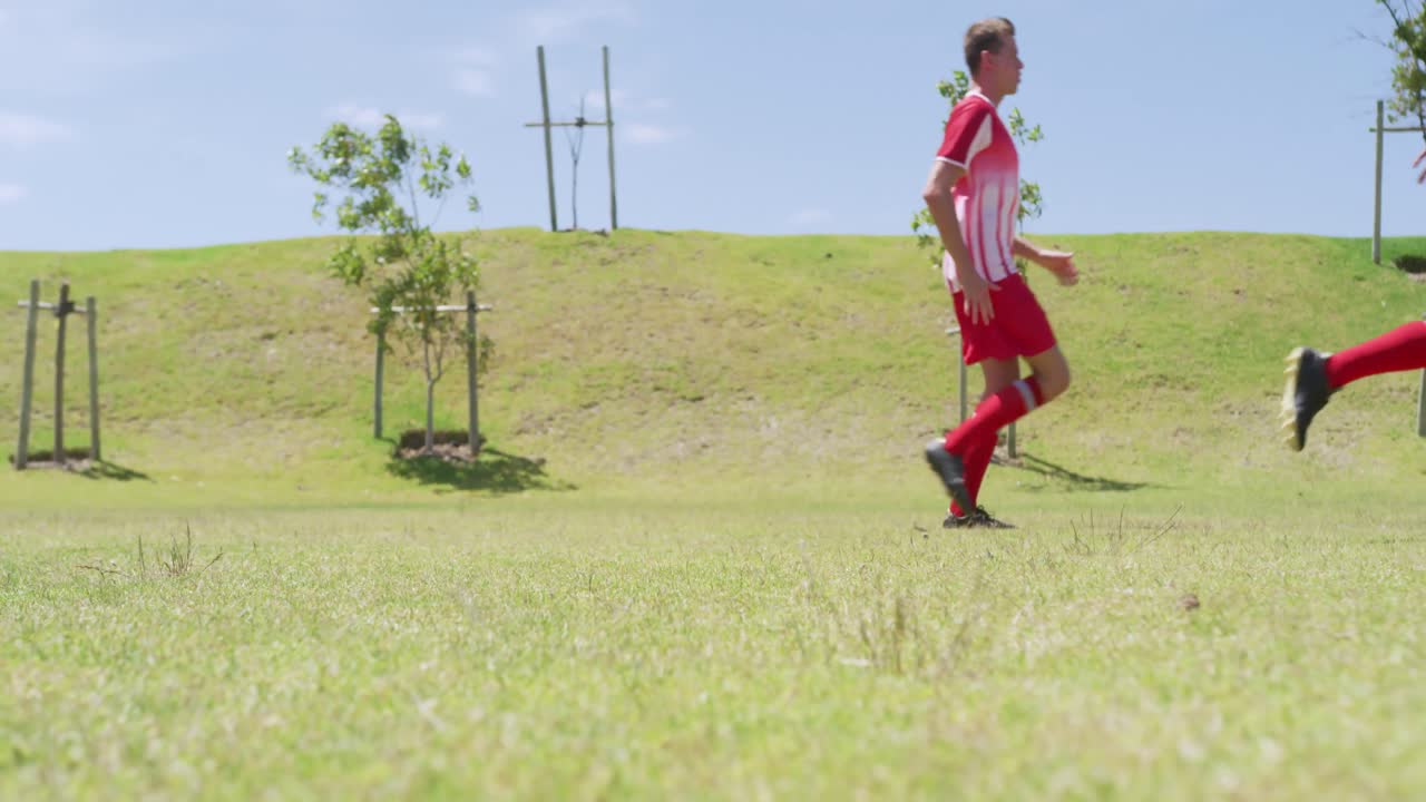 축구 선수 들 이 경기장 에서 훈련 하고 있다