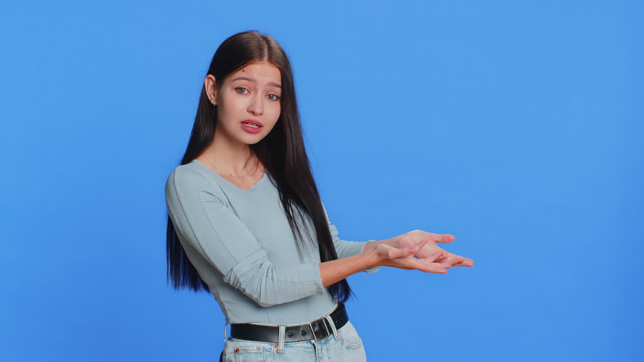 女性は手を挙げてなぜ失敗したのかと尋ねるアンチライフハックは嘲笑する不信イライラ